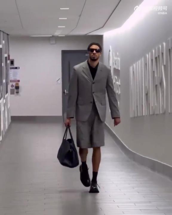 时尚潮男！哈利今日一身灰西装短裤墨镜搭配入场 腿真细！