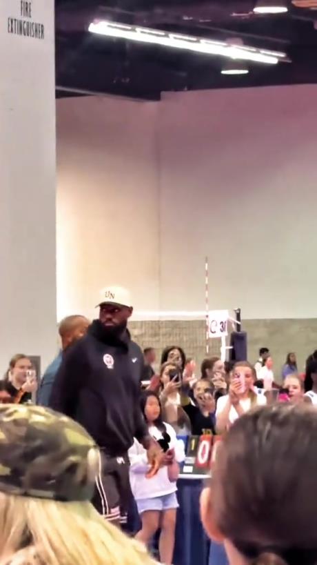 什么是巨星啊！詹姆斯现身排球场被小球迷包围 这就是行走的流量